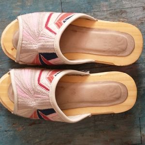 Santa Venetia clog size 10 (needs repair)